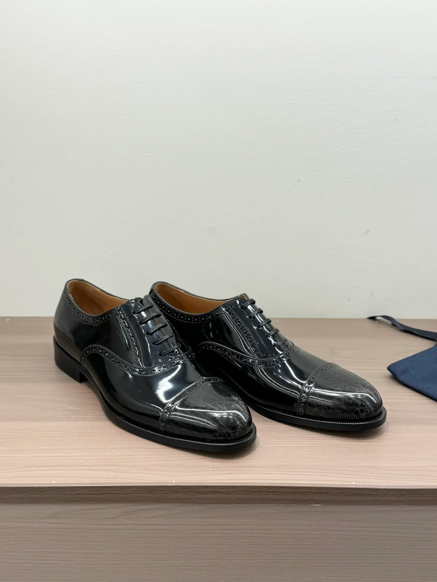[Dior] Top P: 960💰 Standard code 39-44 (38.45.46 custom-made, non-returnable and non-exchangeable) Dior Dior's latest high-end men's boutique casual leather shoes, imported cowhide upper, water-dyed cowhide lining, imported leather outsole, perfect details are impeccable.